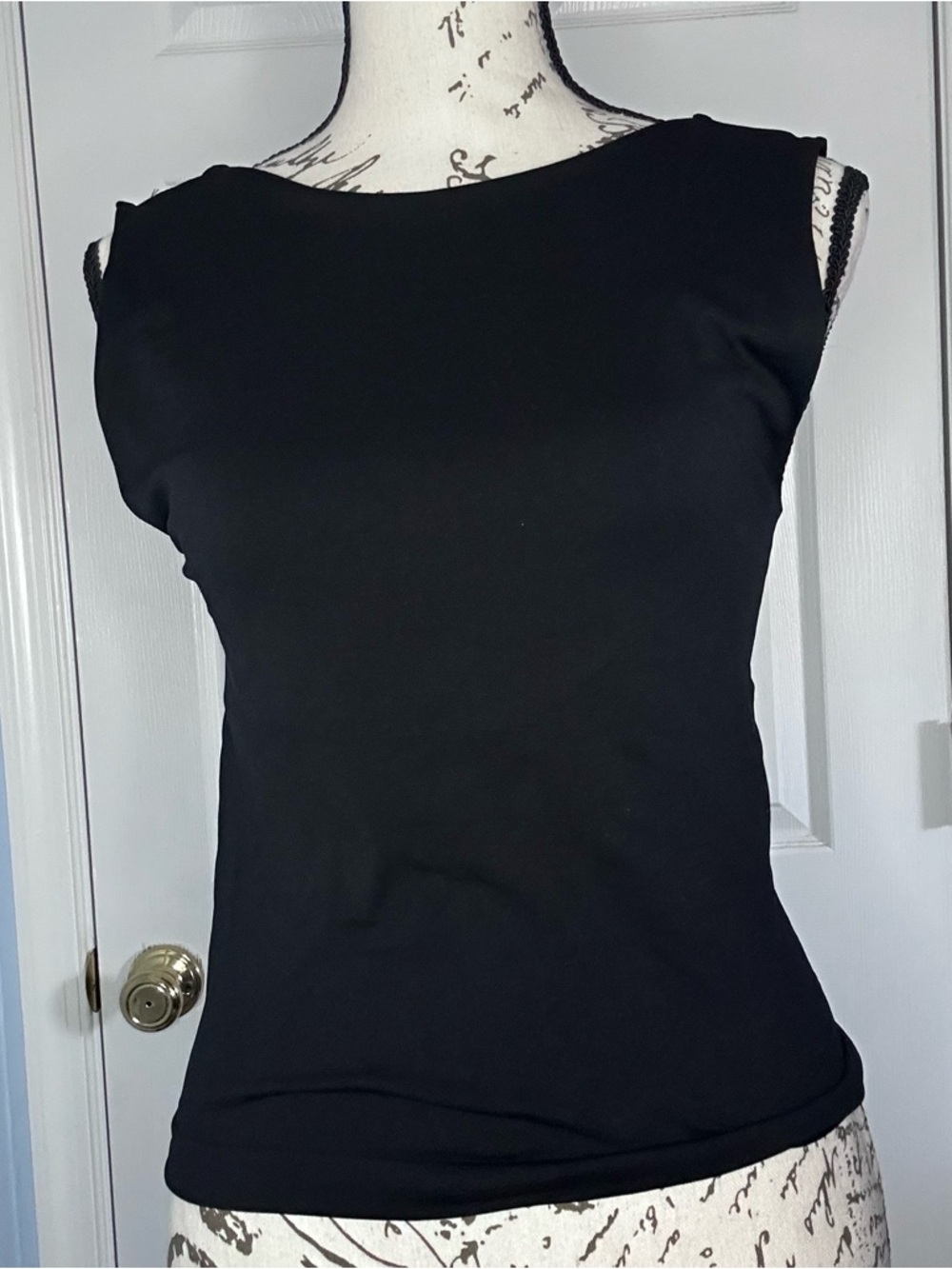 Black Sleeveless Women's Workout Top